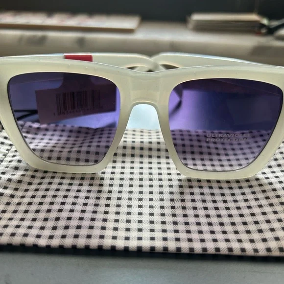 Sun glasses Light grey/ greenish  frame with ultraviolet lenses. - Picture 4 of 7